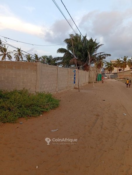 Terrain constructible de 451 m² avec clôture, portail et documents légaux complets