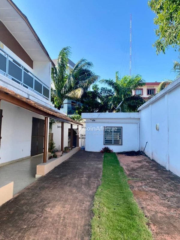 Villa luxueuse de 5 pièces avec climatisation, espace vert et garage double