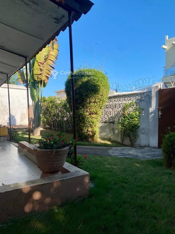 Villa luxueuse de 5 pièces avec climatisation, espace vert et garage double