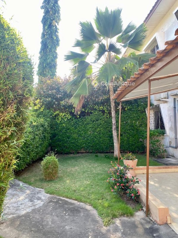 Villa luxueuse de 5 pièces avec climatisation, espace vert et garage double
