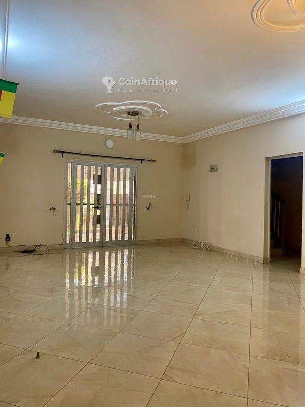 Villa luxueuse de 5 pièces avec climatisation, espace vert et garage double