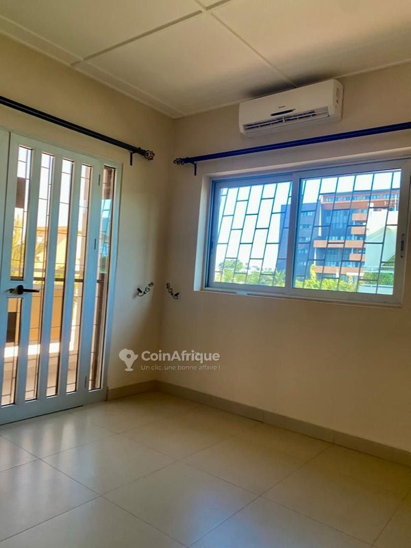 Villa luxueuse de 5 pièces avec climatisation, espace vert et garage double