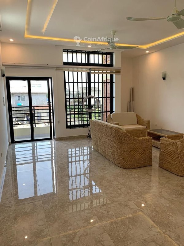 Villa luxueuse de 5 pièces avec climatisation, sécurité 24h/24 et jardin