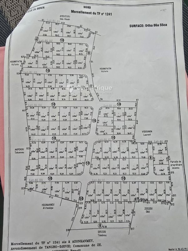 Terrain constructible de 400m² avec titre foncier global dans une zone en développement