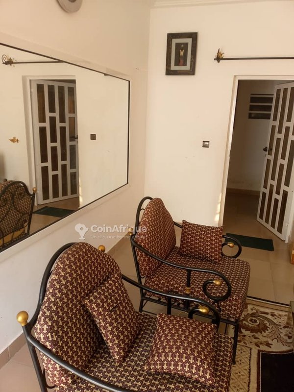 Appartement meublé de 3 pièces avec salon et salle à manger spacieux