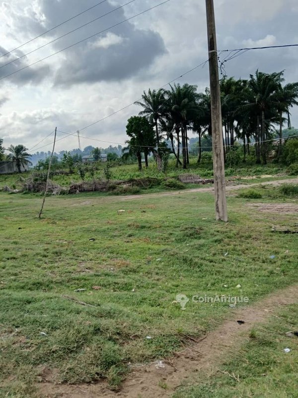 Terrain exceptionnel de 7465 m² avec titre foncier personnel en angle de rue stratégique