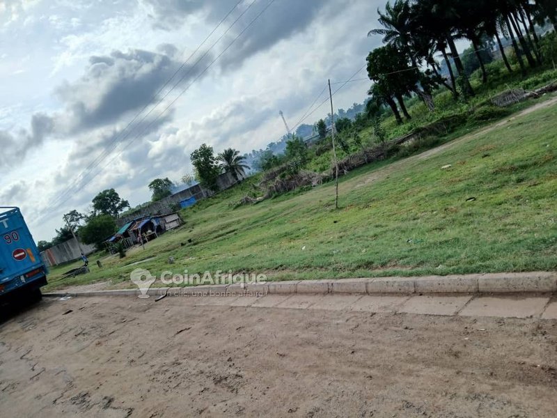 Terrain exceptionnel de 7465 m² avec titre foncier personnel en angle de rue stratégique