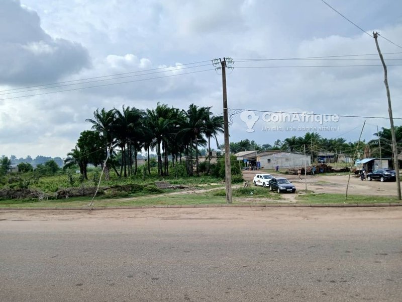 Terrain exceptionnel de 7465 m² avec titre foncier personnel en angle de rue stratégique