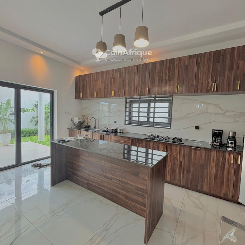 Villa duplex de 3 chambres avec climatisation et garage sécurisé