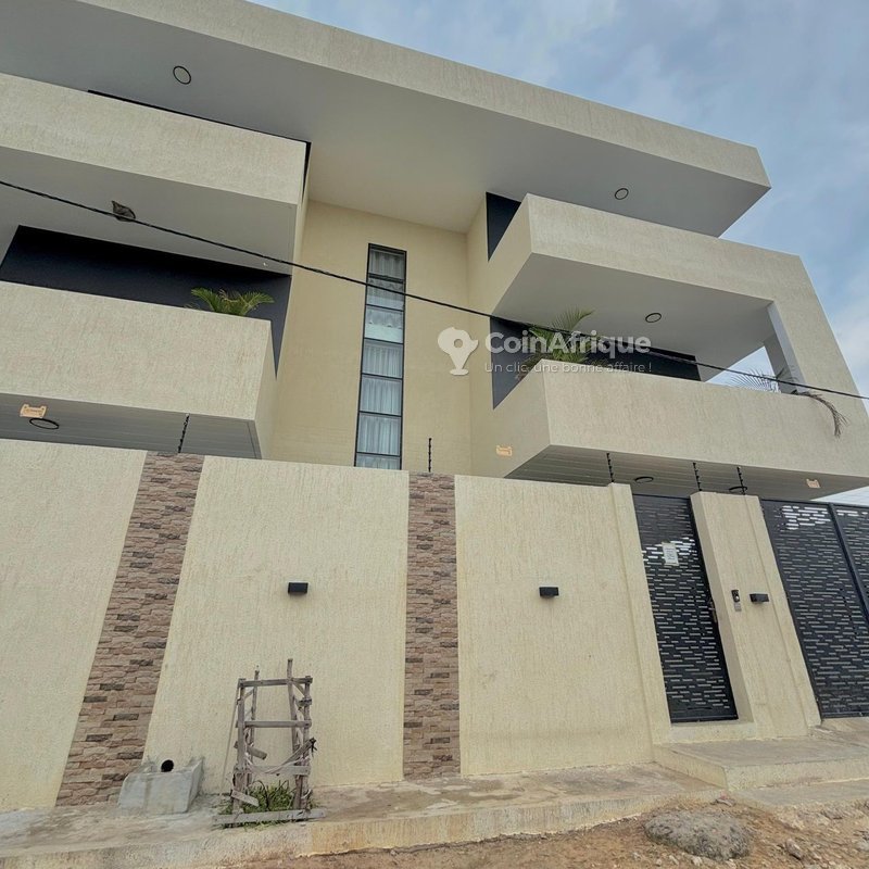 Villa duplex de 3 chambres avec climatisation et garage sécurisé