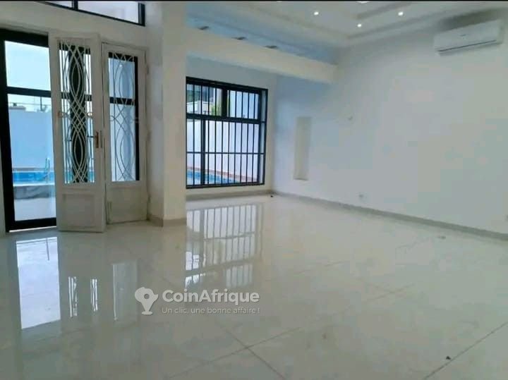 Villa luxueuse de 4 pièces avec piscine et jardin spacieux