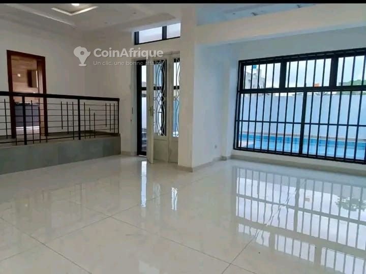 Villa luxueuse de 4 pièces avec piscine et jardin spacieux