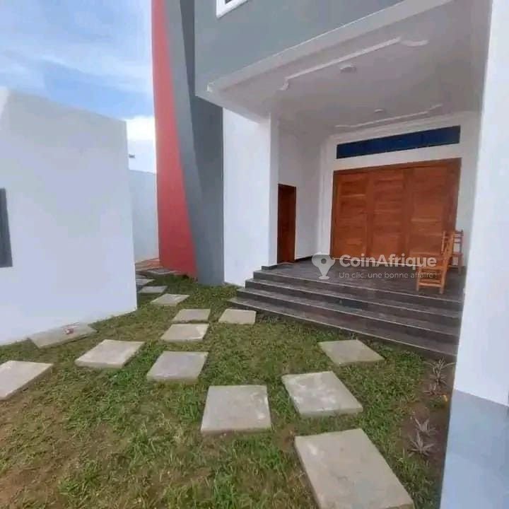 Villa luxueuse de 4 pièces avec piscine et jardin spacieux