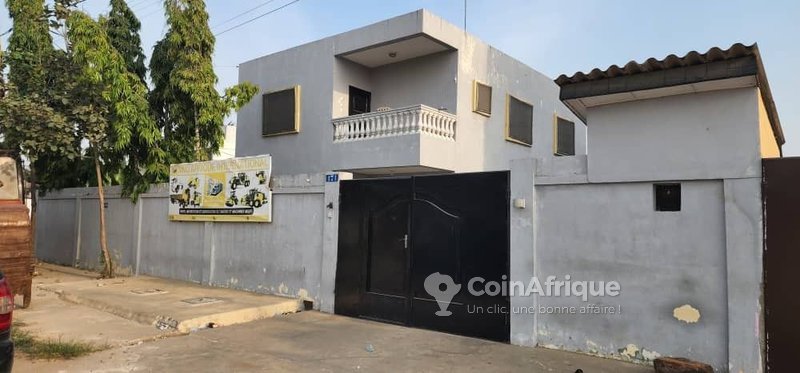 Villa luxueuse de 8 pièces avec 6 chambres et emplacement privilégié en angle de rue
