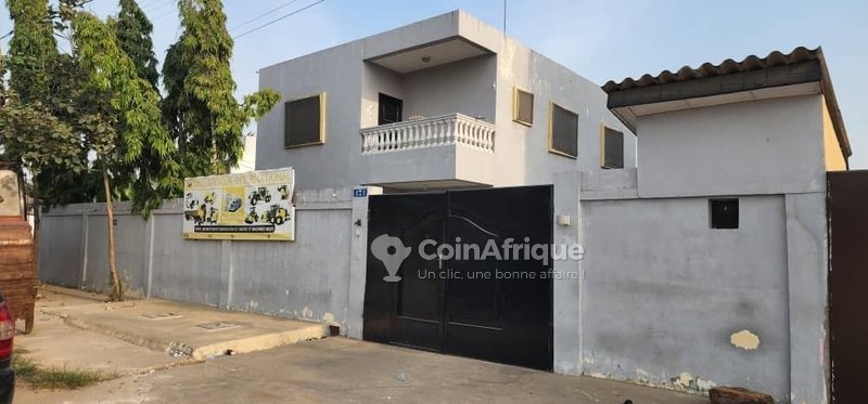 Villa luxueuse de 8 pièces avec 6 chambres et emplacement privilégié en angle de rue