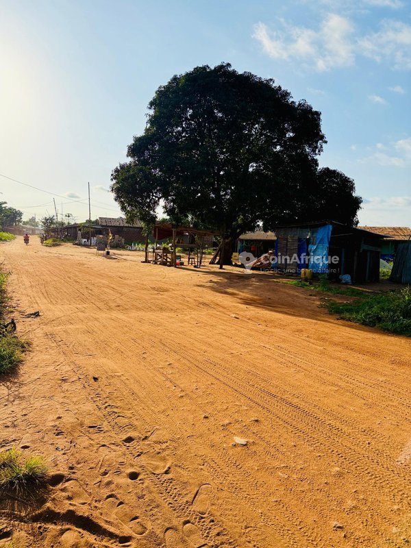 Terrain constructible avec poteaux électriques en position stratégique
