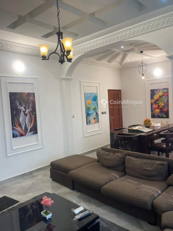 Appartement meublé de 2 pièces avec climatisation et terrasse fleurie