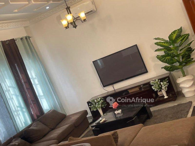 Appartement meublé de 2 pièces avec climatisation et terrasse fleurie