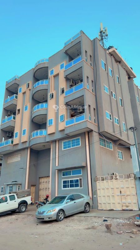 Appartement meublé de 2 pièces avec climatisation et terrasse fleurie