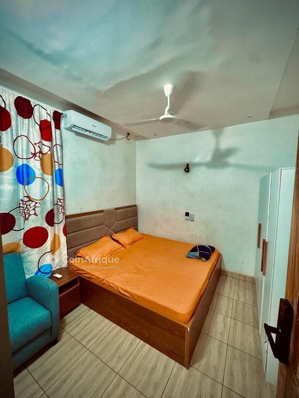 Appartement meublé de 2 pièces avec salon et salles de bain modernes