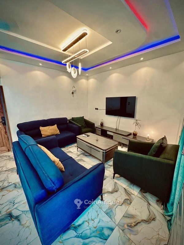 Appartement meublé de 2 pièces avec salon et salles de bain modernes