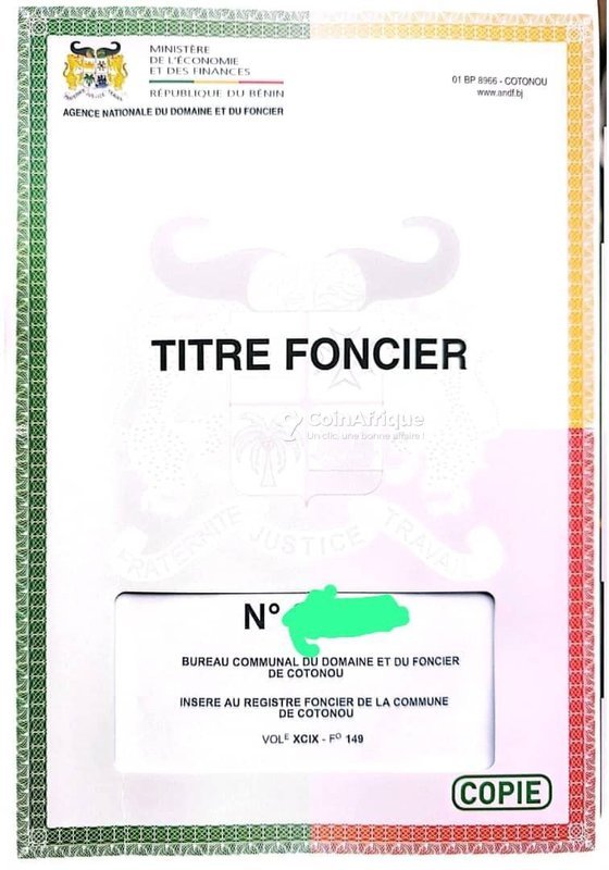 Terrain loti de 844 m² avec titre foncier et maison locative en angle de rue