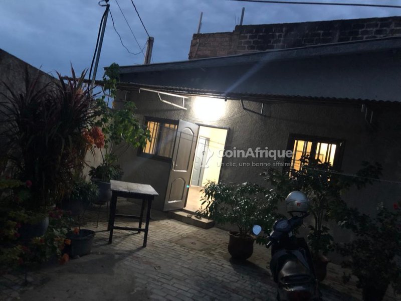 Chambre-salon hyper vaste avec douche séparée et brasseur