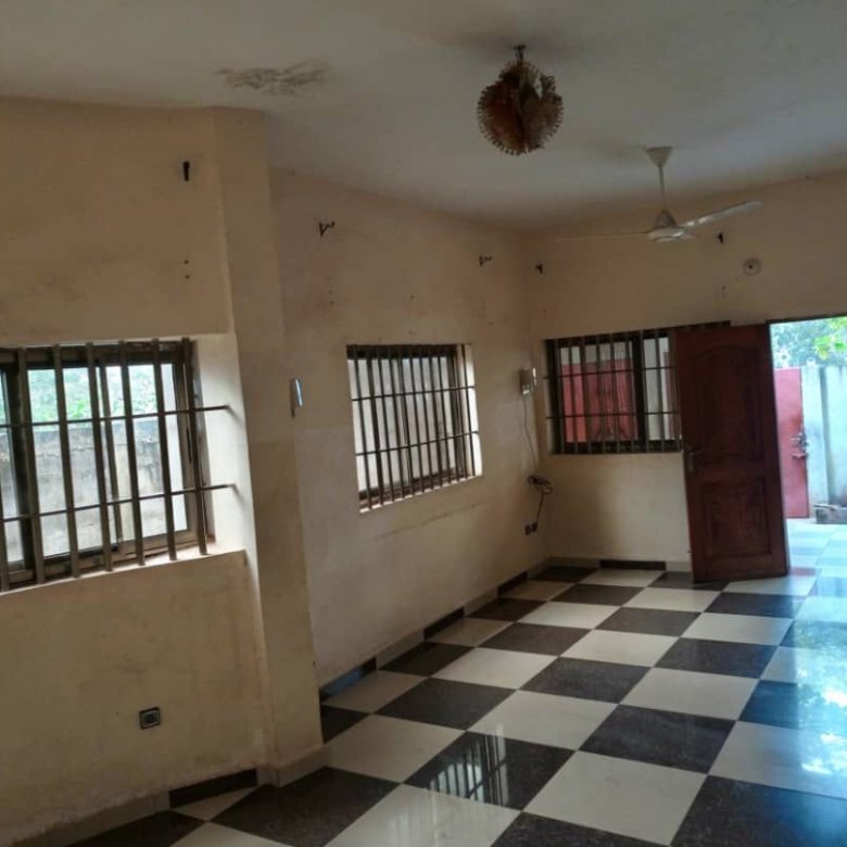 Villa luxueuse de 4 chambres avec fondation R+2 et vastes espaces extérieurs