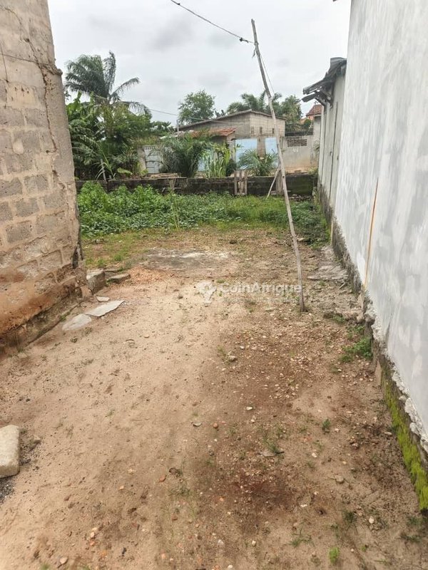 Terrain constructible de 320 m² avec documents légaux complets à proximité immédiate d'une université