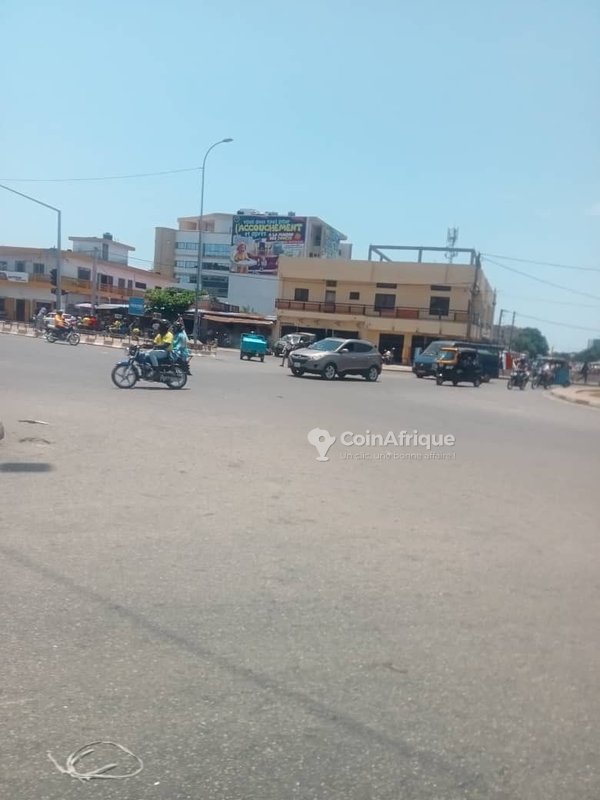 Immeuble commercial de prestige avec 757 m², boutiques et magasins loués en plein cœur de Cotonou