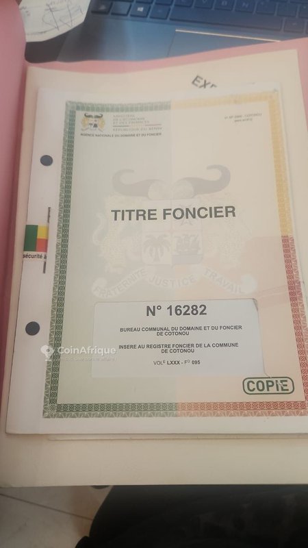 Immeuble locatif R+1 avec 6 pièces, titre foncier personnel et boutiques intégrées