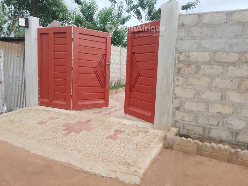 Maison spacieuse de 3 pièces avec équipements haut de gamme et cour pavée