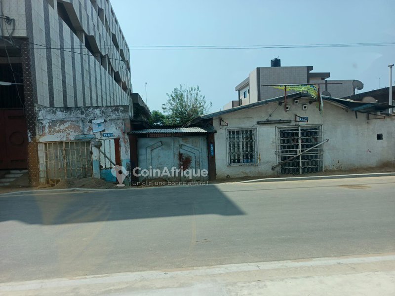 Terrain constructible de 412 m² avec papiers légaux et accès goudronné