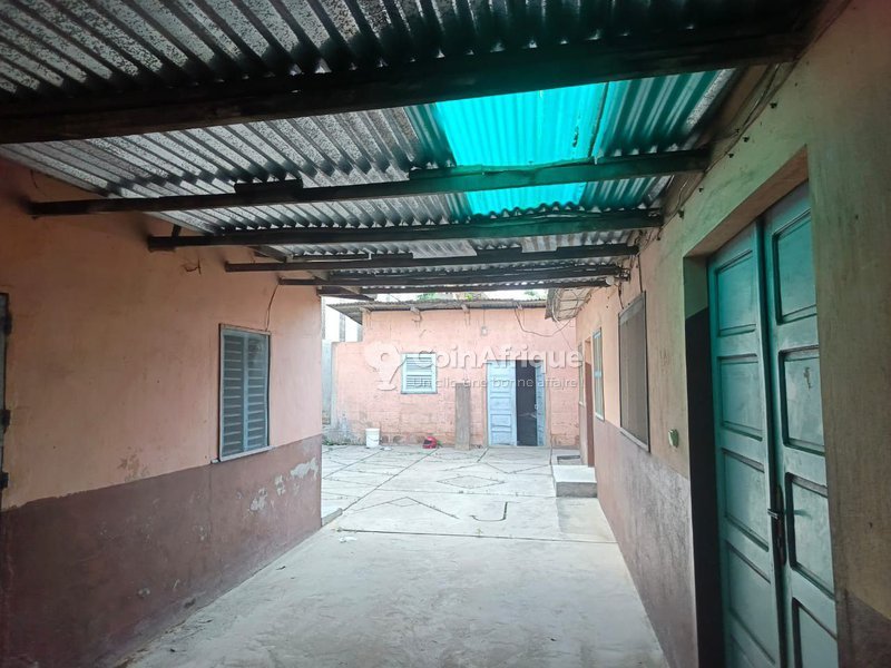 Terrain constructible de 412 m² avec papiers légaux et accès goudronné