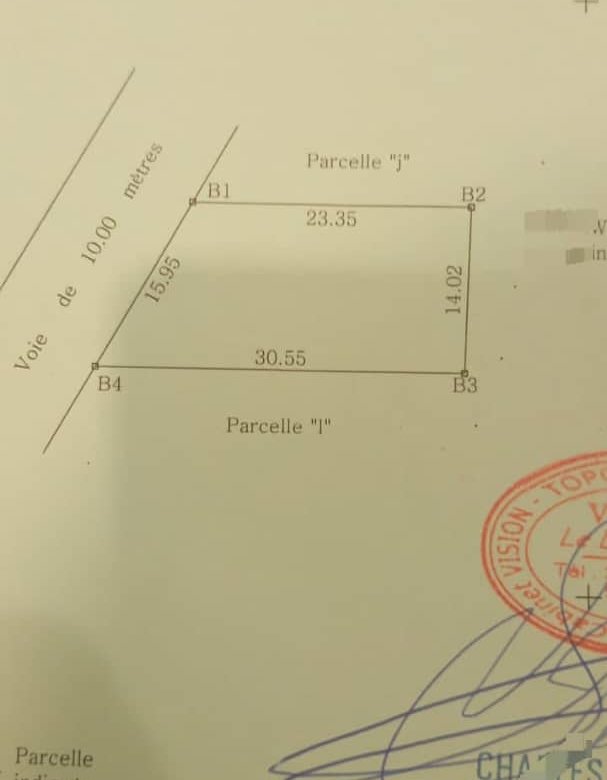 Terrain constructible avec fondation R+2 et maison locative à fort potentiel locatif