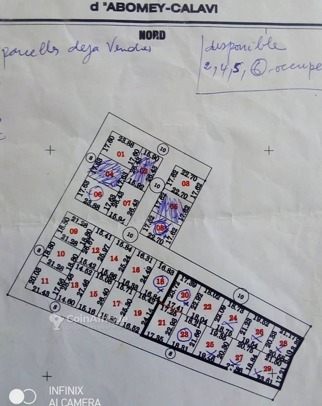 Terrain constructible avec titre foncier à proximité immédiate du goudron