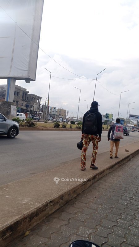 Maison locative inachevée de fondation R+4 avec grande superficie et emplacement stratégique