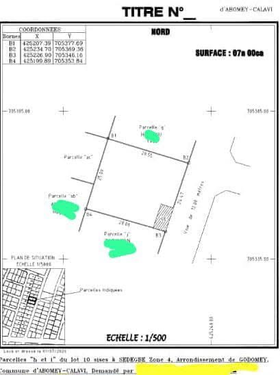 Terrain spacieux de 700 m² clôturé avec boutiques et voies d'accès optimales