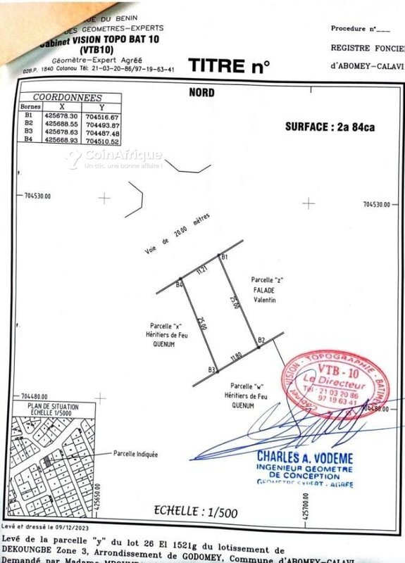 Terrain à vendre avec emplacement stratégique au bord du pavé et boutiques inachevées