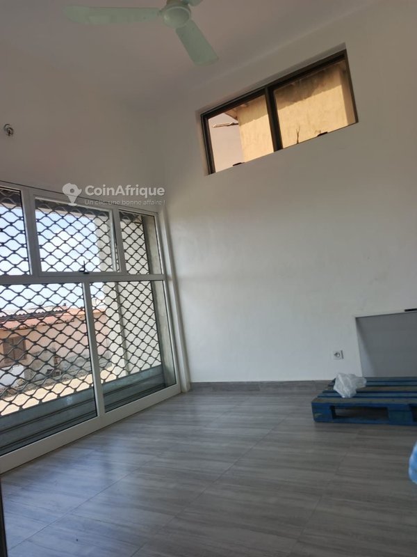 Bureau spacieux de 4 pièces avec hall modulable et garage intégré