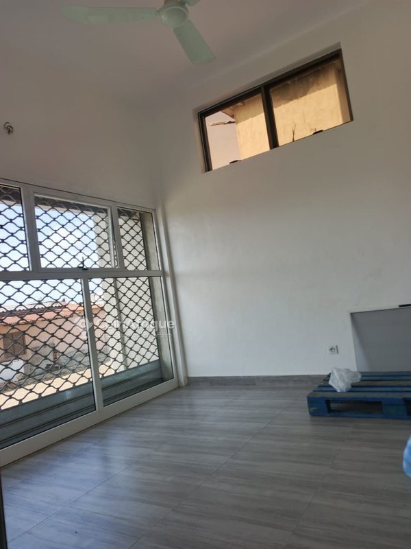 Bureau spacieux de 4 pièces avec hall modulable et garage intégré