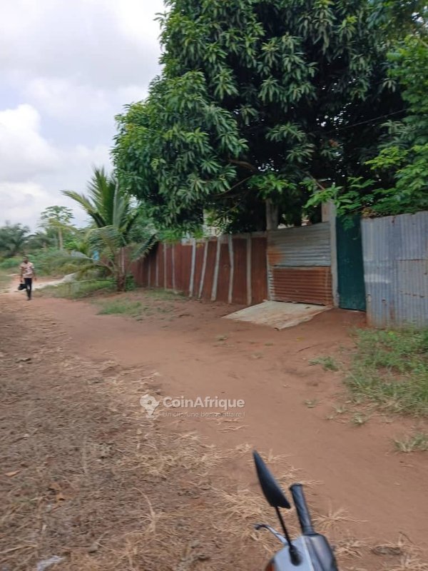 Terrain spacieux de 2000 m² avec titre foncier en zone stratégique