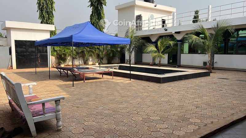 Villa luxueuse de 5 pièces avec piscine privée et espaces de réception haut de gamme