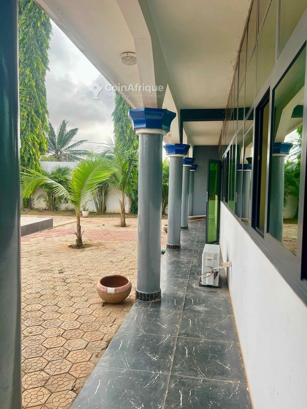 Villa luxueuse de 5 pièces avec piscine privée et espaces de réception haut de gamme