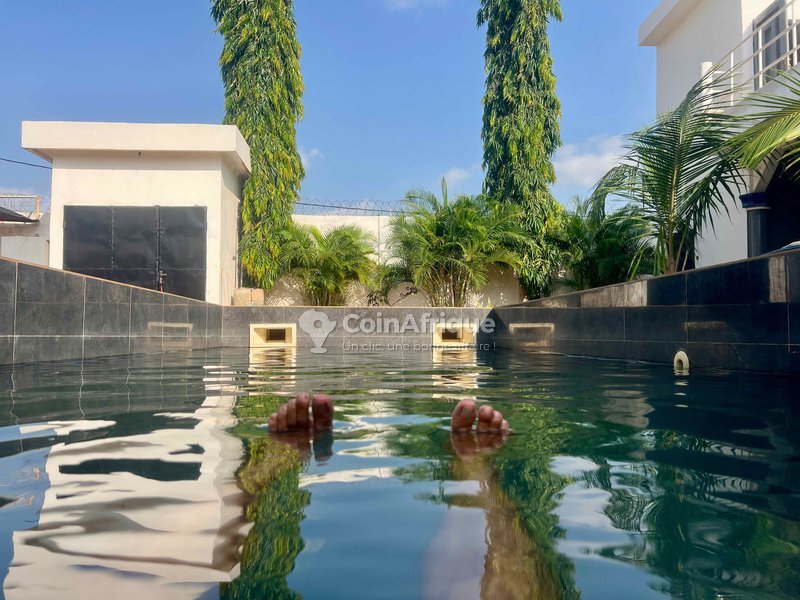 Villa luxueuse de 5 pièces avec piscine privée et espaces de réception haut de gamme