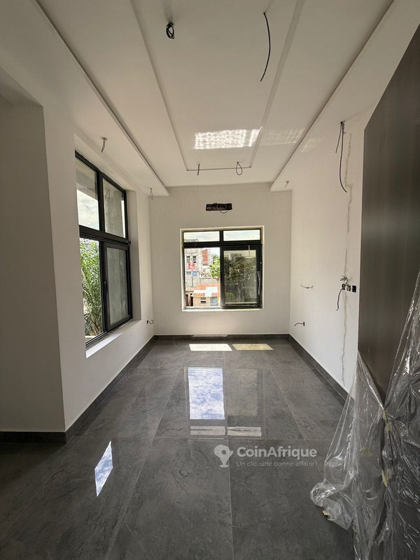 Immeuble de bureaux spacieux avec 10 pièces et aménagements professionnels