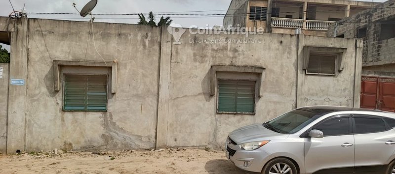 Villa luxueuse de 6 pièces avec titre foncier en cours et proximité immédiate du goudron