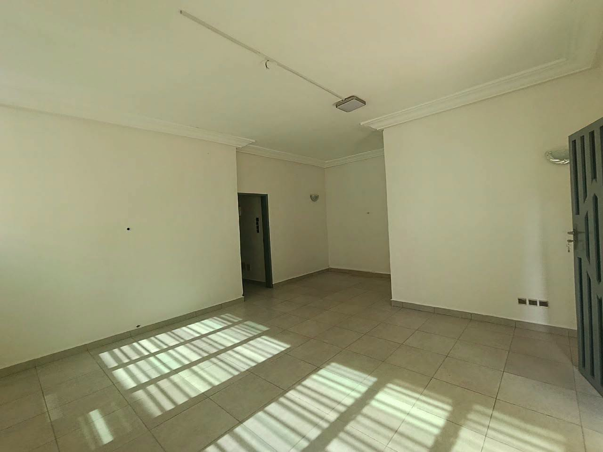 Maison de 3 pièces avec garage, terrasse et arrière-cour aménagée