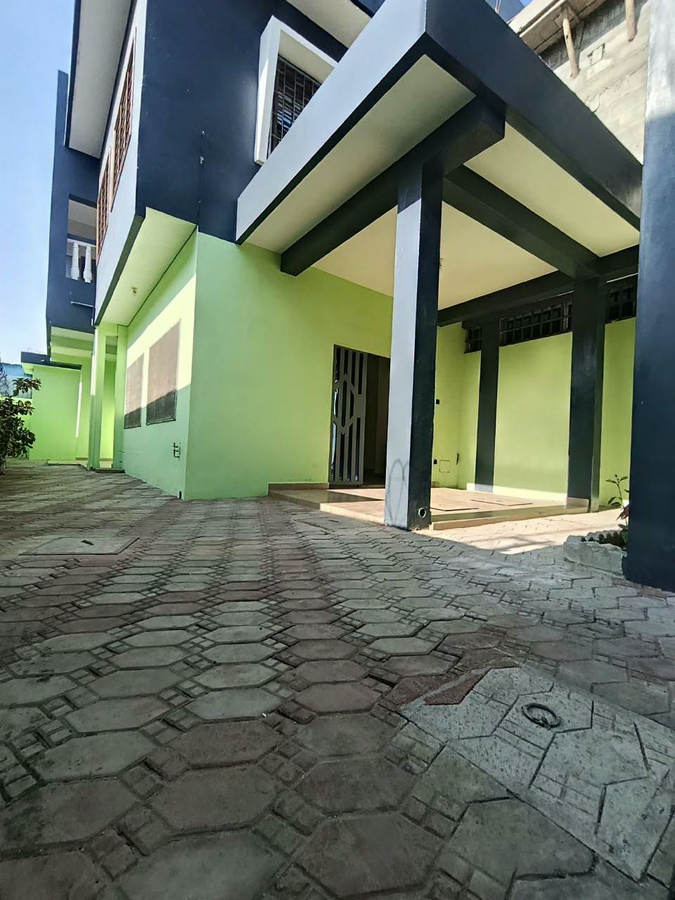 Maison de 3 pièces avec garage, terrasse et arrière-cour aménagée