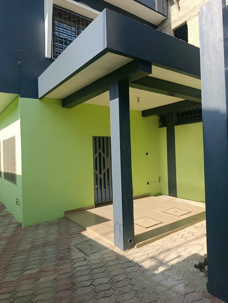Maison de 3 pièces avec garage, terrasse et arrière-cour aménagée